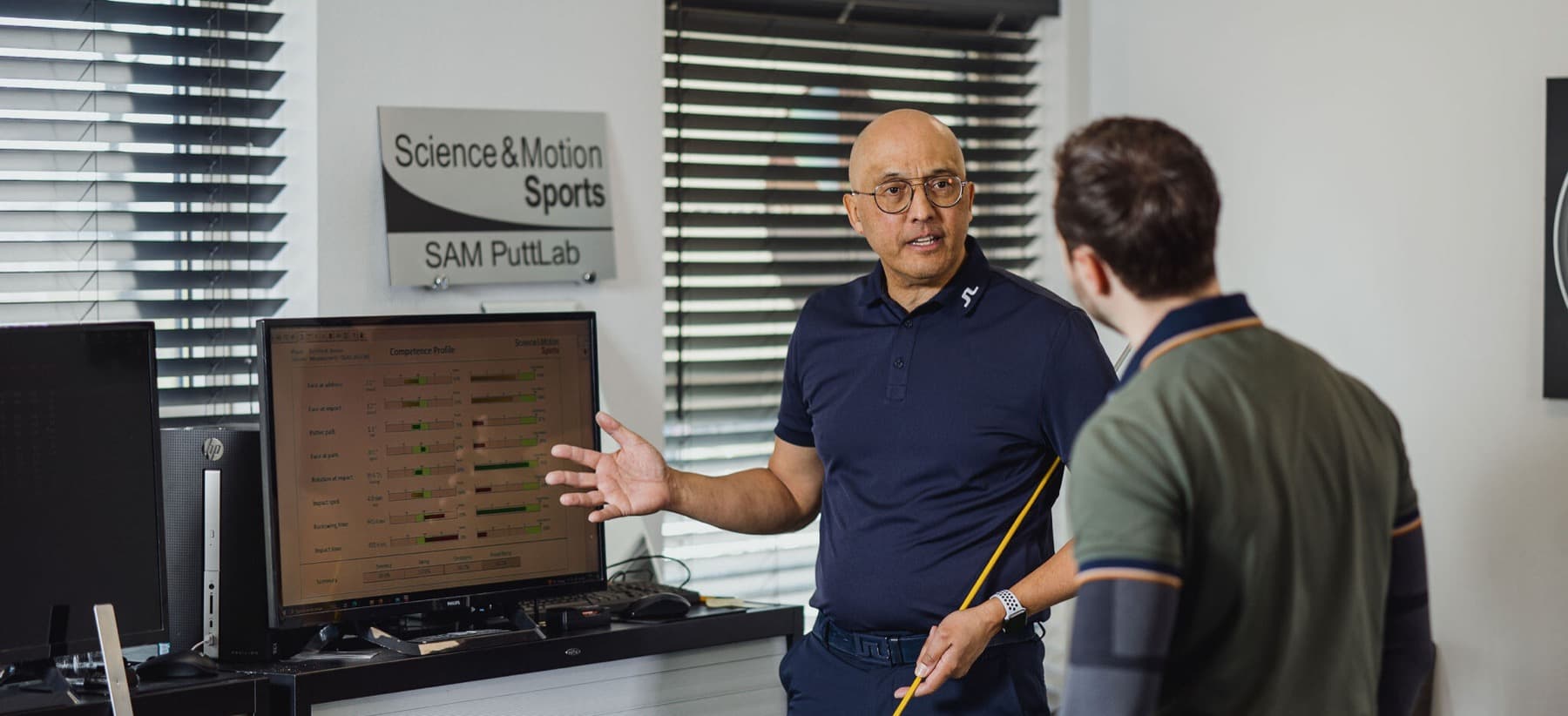 Raymond discusses SAM PuttLab data with a player