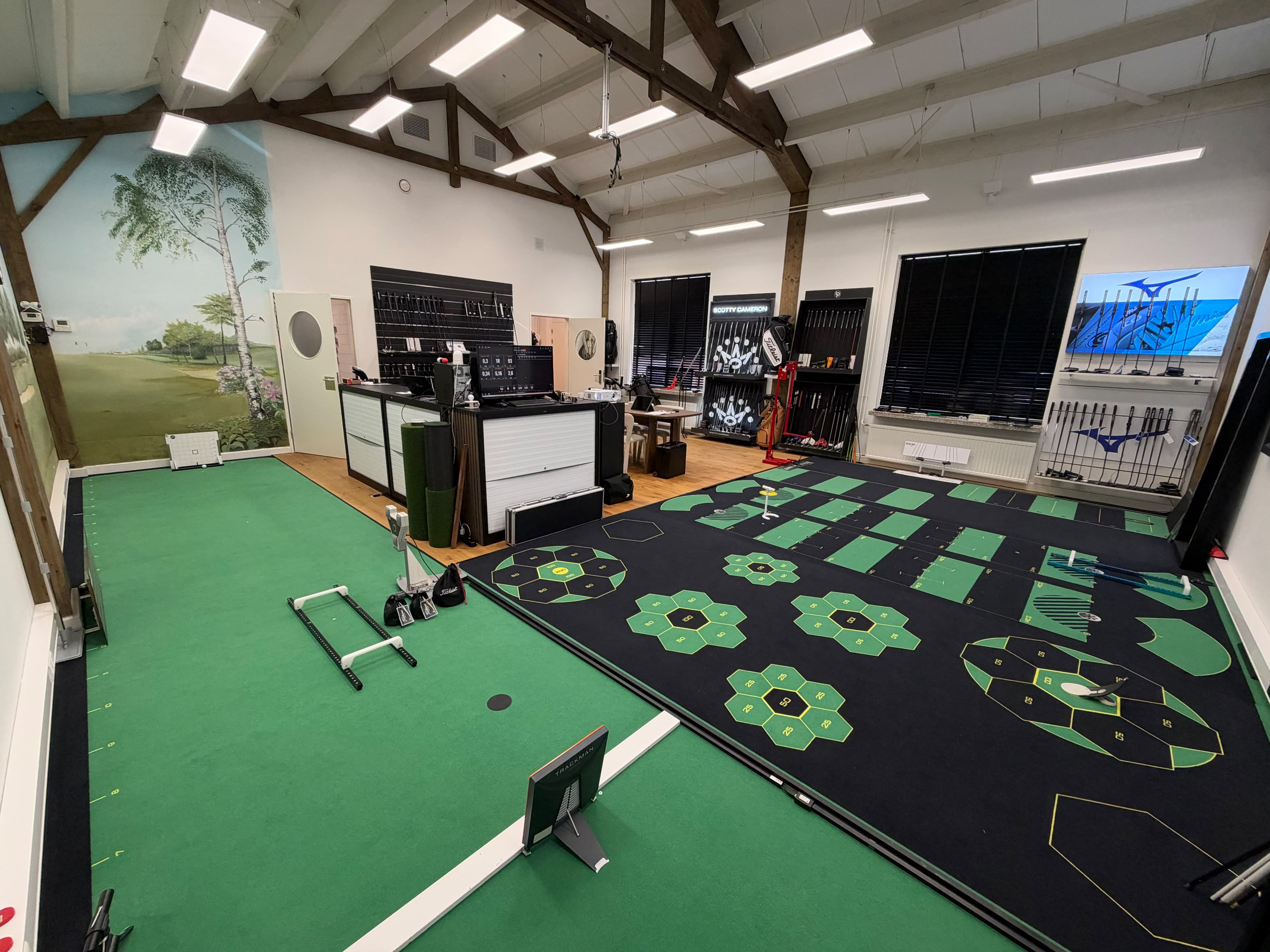 Overview of the PuttingControl studio with putting mats, measuring equipment and putter collection