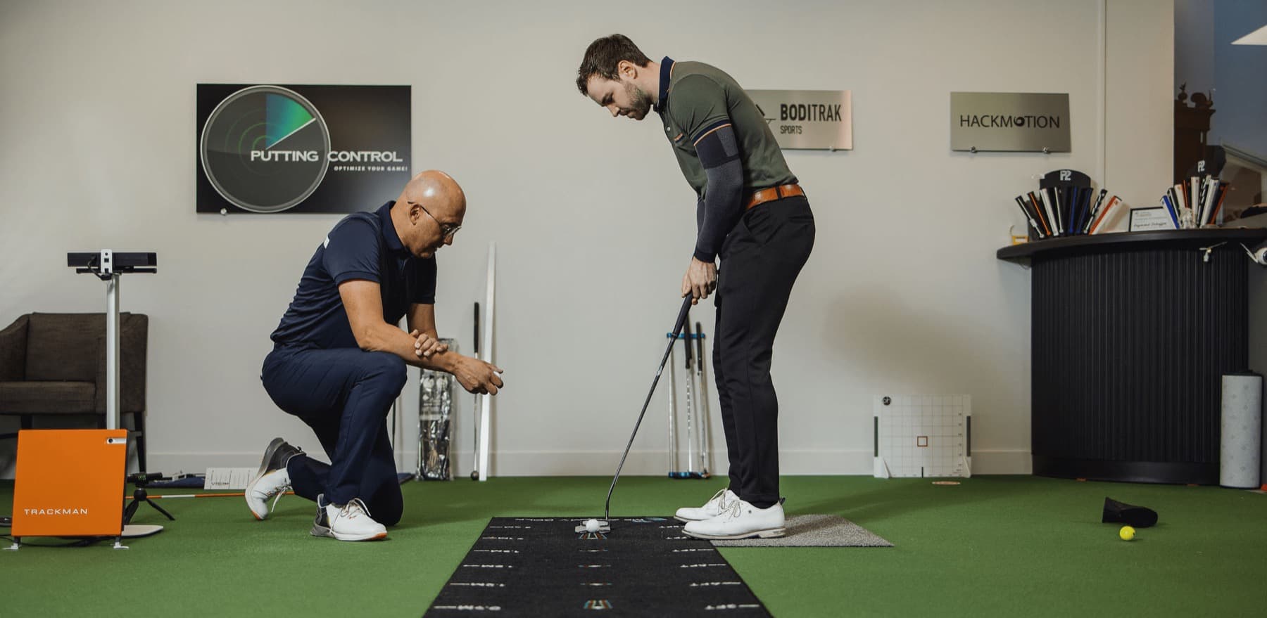 Raymond Scheffer measures a player's set-up in the PuttingControl studio